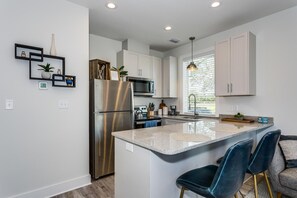 Mikrobølgeovn, oppvaskmaskin, kaffetrakter/tekoker og brødrister