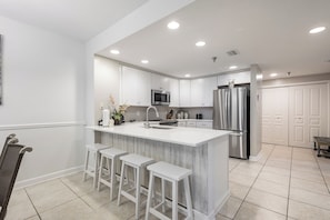 Microondas, lavavajillas, cafetera y tetera y utensilios de cocina