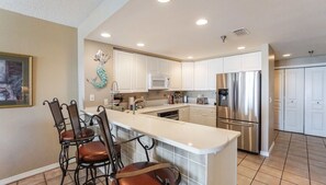 Micro-ondes, lave-vaisselle, cafetière/bouilloire