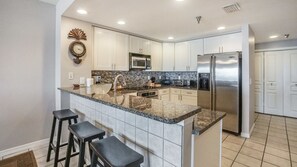 Mikrobølgeovn, oppvaskmaskin, kaffetrakter/tekoker og kjøkkenutstyr