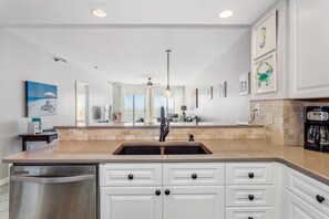 Micro-ondes, lave-vaisselle, cafetière/bouilloire