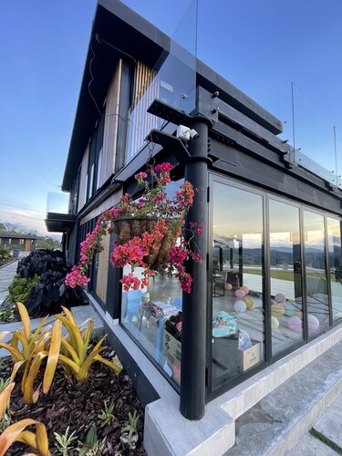 New modern 4 bedroom villa with detached 1 bedroom cabana. Pool & jacuzzi