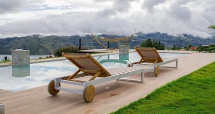 New modern 4 bedroom villa with detached 1 bedroom cabana. Pool & jacuzzi