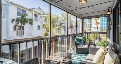 Amazing 2BR Townhome, 2 min walk to beach! Spacious Balcony, Tropical Paradise!