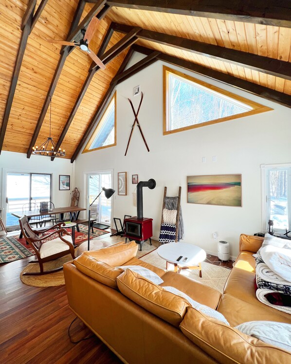 Smart TV, fireplace, Netflix, Hulu