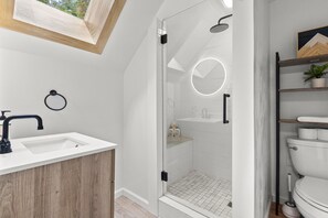Douche, sèche-cheveux, serviettes fournies, savon