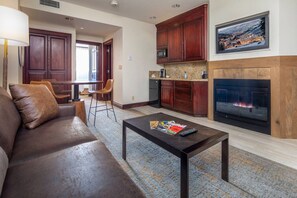 Una televisión, una chimenea
