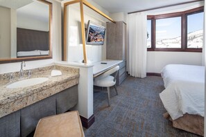 1 bedroom, desk, iron/ironing board, WiFi