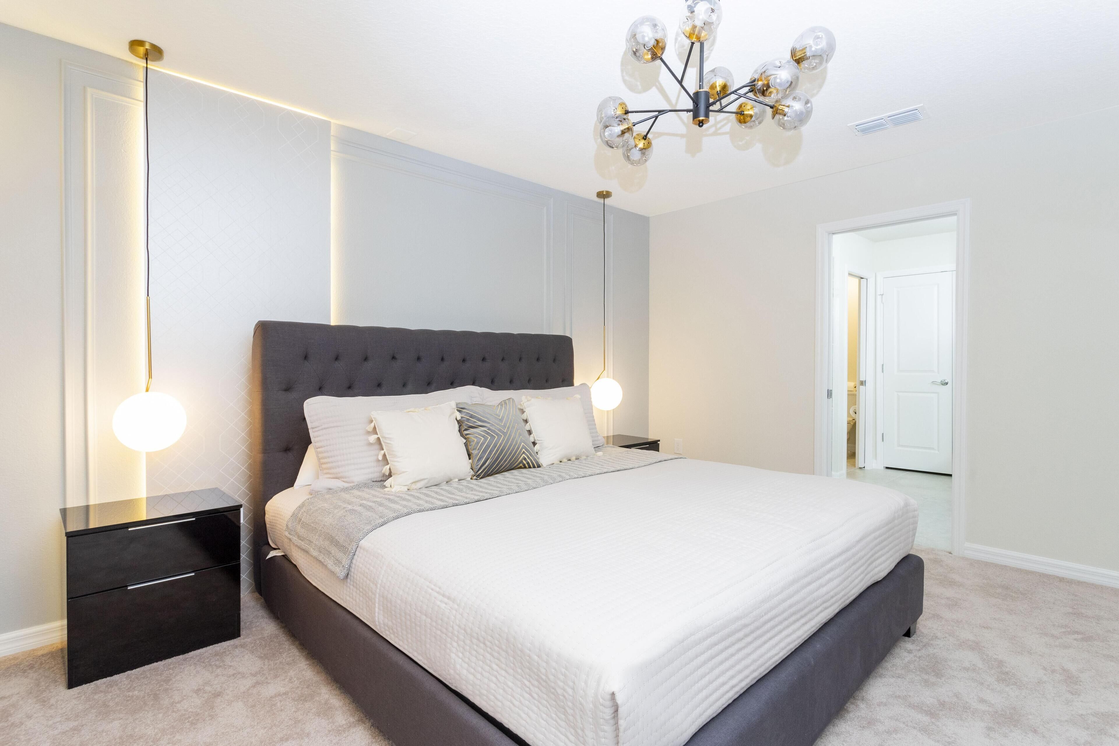 2nd Master Suite / King Size Bed / 2nd Floor