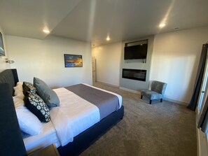 8 bedrooms, iron/ironing board, travel crib, WiFi - Year-round in/outdoor pool, Townhome 16 at Waterdance - Sleeps 38, 8 Bed-7 Bath. (Garden City)