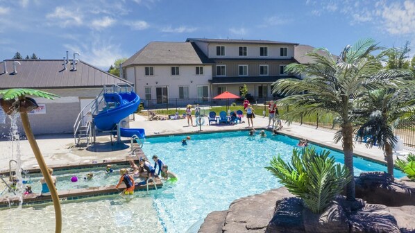 A heated pool - Year-round in/outdoor pool, Townhome 16 at Waterdance - Sleeps 38, 8 Bed-7 Bath. (Garden City)