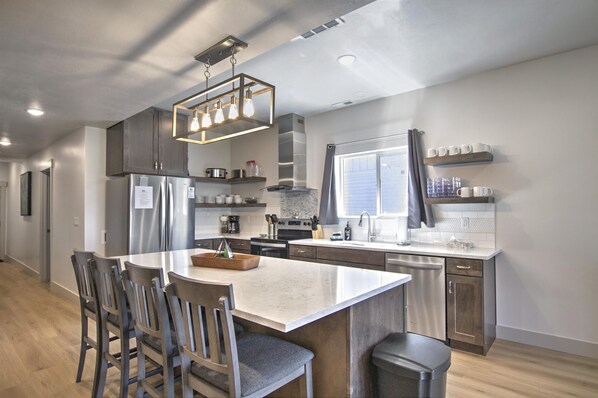 冷蔵庫、電子レンジ、オーブン、コンロ