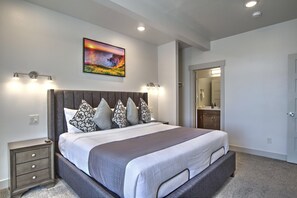 4 chambres, fer et planche à repasser, lit de bébé portatif