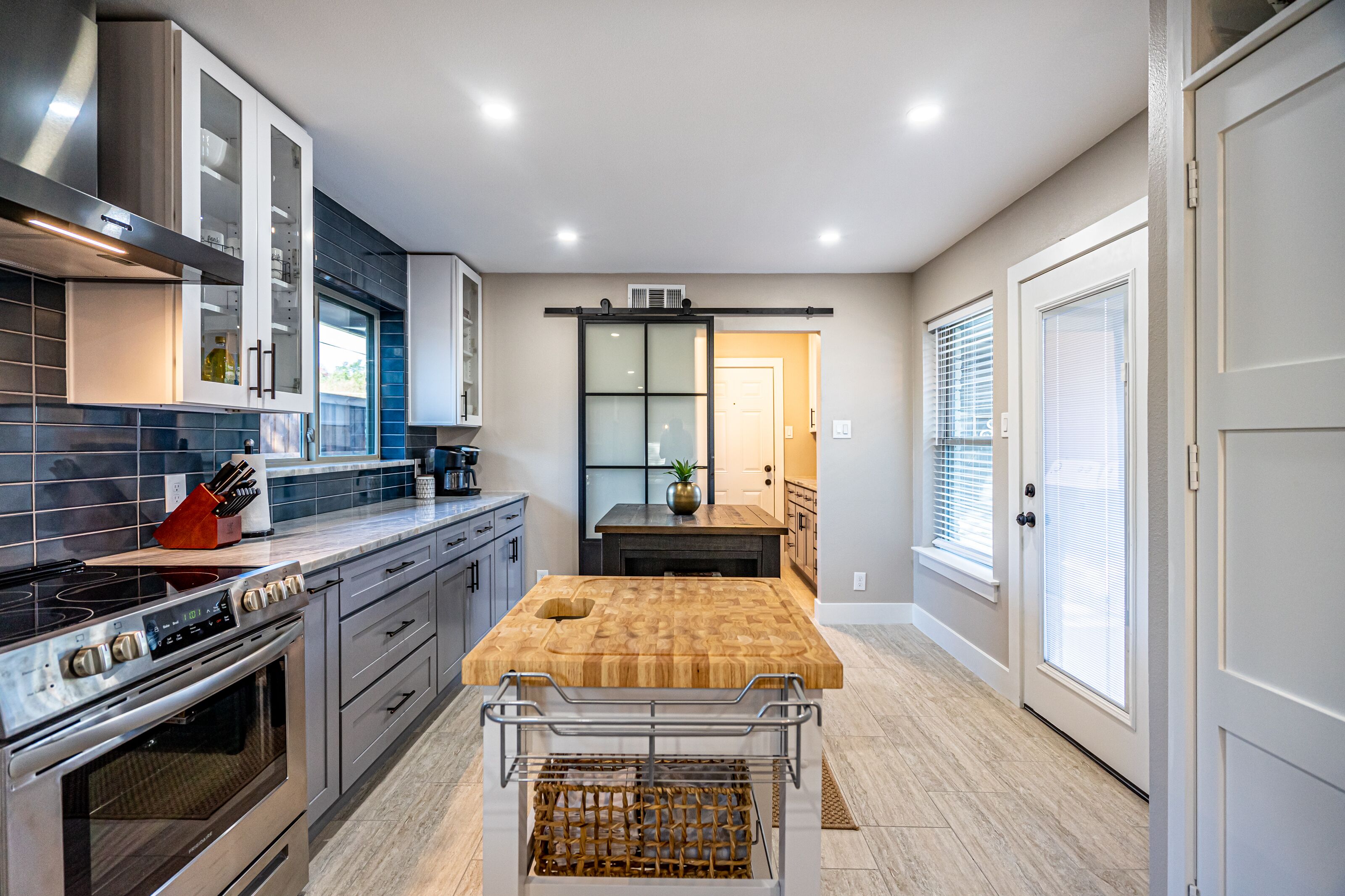 ثلاجة، ميكروويف، فرن، موقد طهي مسطح