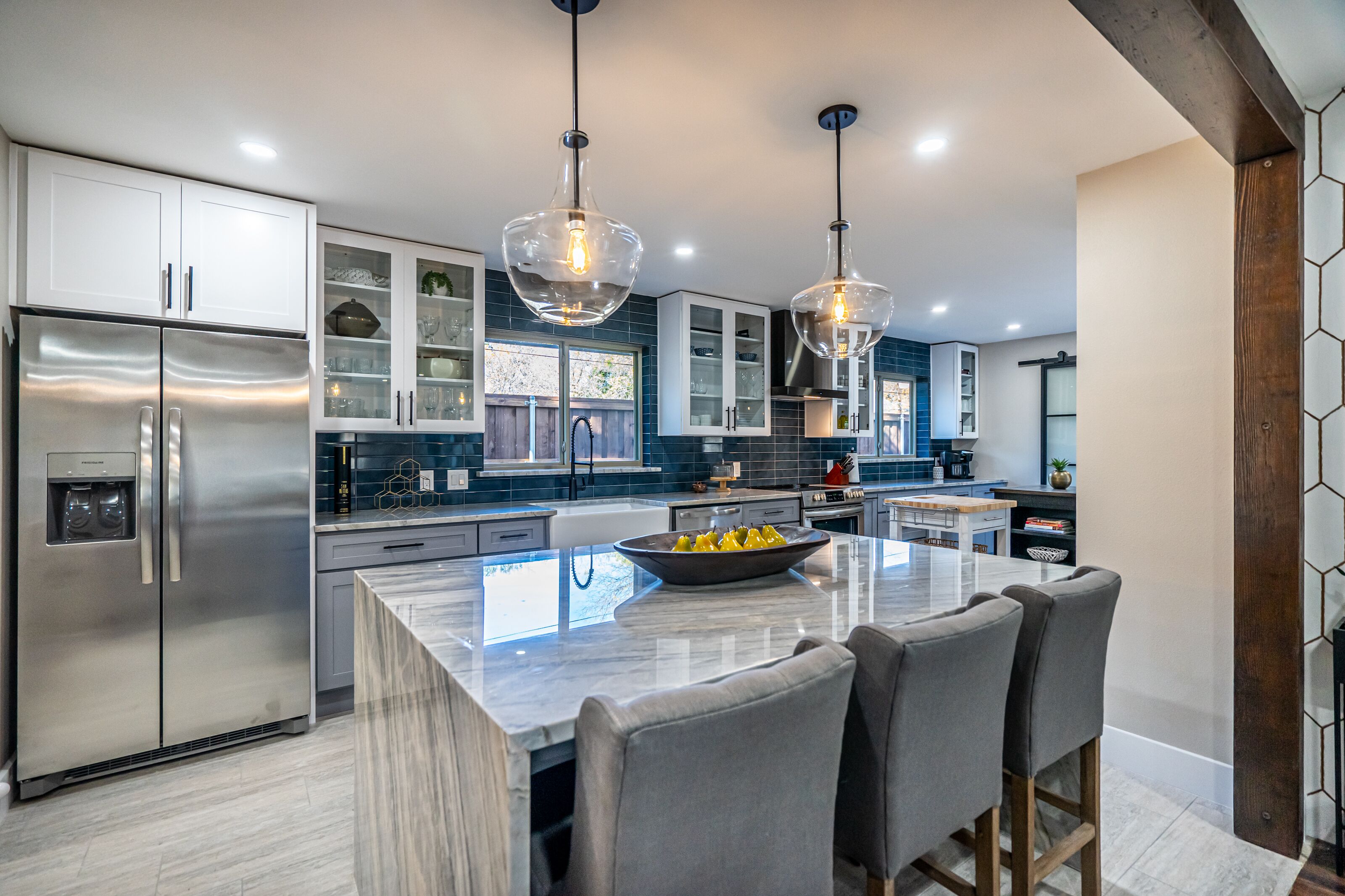 Frigorífico, microondas, horno y placa de cocina