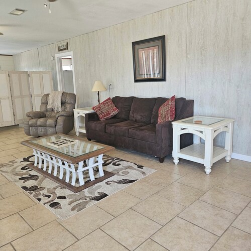 Spacious 1 bedroom 1 bath house sleeps 5 one block from Burnet County Boat Ramp