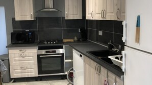Kaffetrakter/tekoker, mikrobølgeovn, oppvaskmaskin og kjøkkenutstyr
