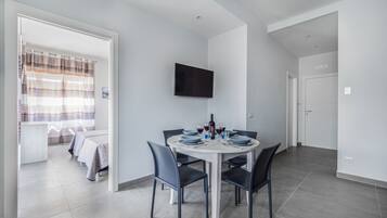 Appartamento Superior | Area soggiorno | TV LED 48 pollici con canali satellitari, TV