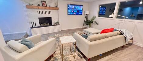 TV connectée, cheminée, baby-foot, livres