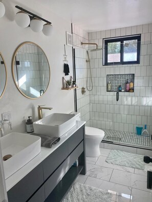 Combined shower/tub, hair dryer, towels, soap