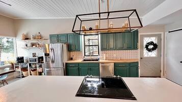 Geladeira, micro-ondas, fogão, cooktop