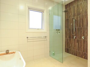 Badewanne, Haartrockner, Handtücher, Seife