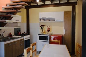 Kühlschrank, Mikrowelle, Kochgeschirr/Geschirr/Besteck, Esstisch