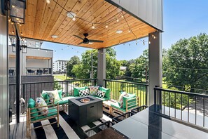Outdoor dining - The Grove by AvantStay – Stylish Group Stay with Private Bathrooms (Nashville)