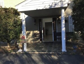Exterior detail - Zinfandel Zen (Bethesda)