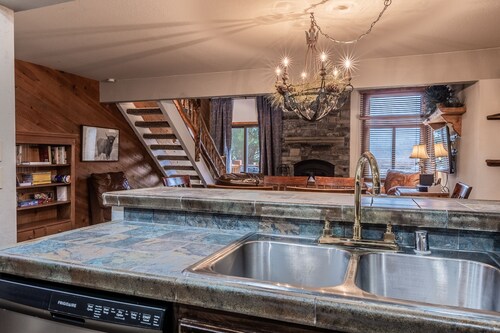 Mammoth Creek Townhome # 40 Updated 2 bedrooms and Loft 2 & 1/2 bath Steps to free town shuttle stop