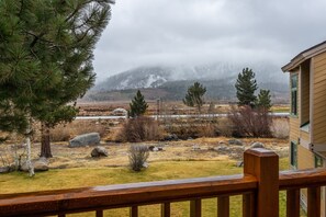 Property grounds - Mammoth Creek Townhome # 40 Updated 2 bedrooms and Loft 2 & 1/2 bath Steps to free town shuttle stop (Mammoth Lakes)