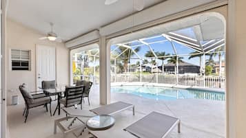 Casa (Sunset Serenade by the Canal) | Fachada