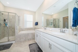 Combined shower/bathtub, towels - Golf Course View Home in ChampionsGate (Davenport)