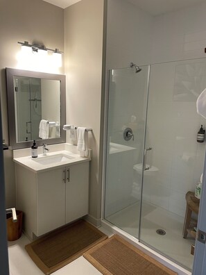 Badewanne, Haartrockner, Handtücher, Seife