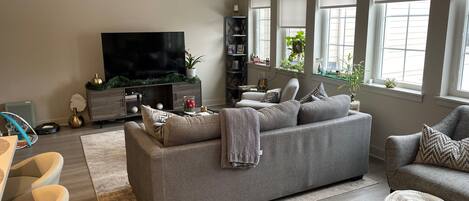 Een smart-tv, videogames, een computerscherm en een printer