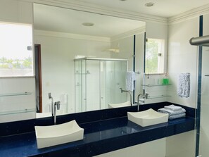 Dusche, Haartrockner, Handtücher, Toilettenpapier