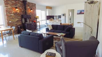 Smart TV, fireplace, DVD player