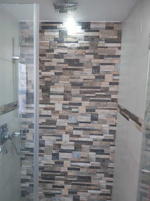 Deluxe Apartment | Bathroom shower
