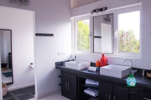 Vila Deluks | Kamar mandi | Shower dan handuk