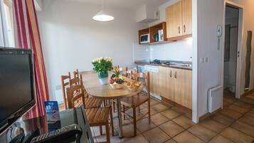 Micro-ondes, plaque de cuisson, lave-vaisselle