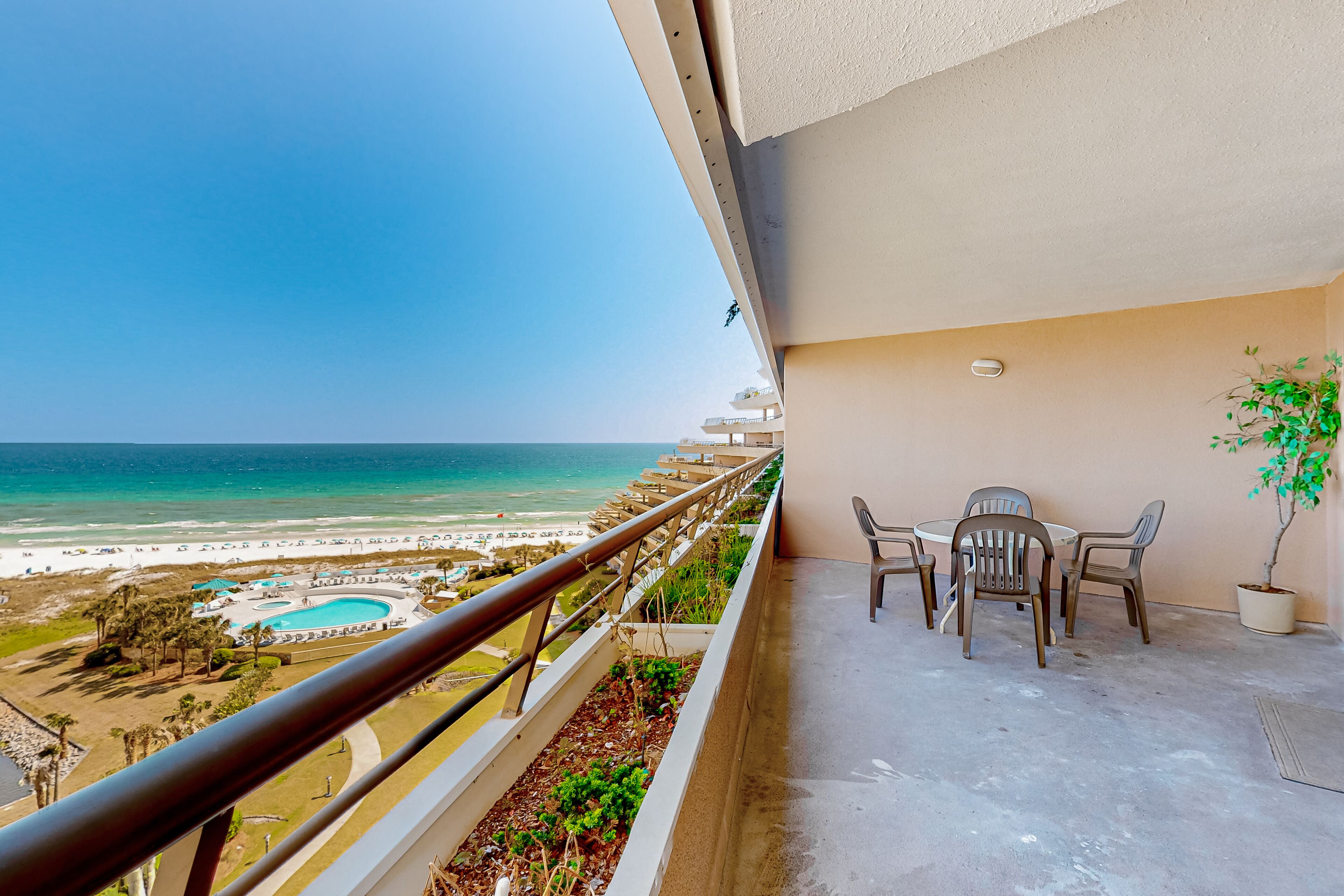 Beachfront Resort with Gulf Views, Central AC, Internet, Shared Pool & Hot Tub