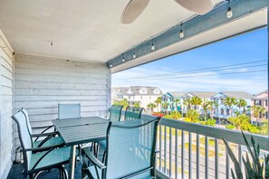 Outdoor dining - Beautiful home across from beach with pool, central AC, balcony & washer/dryer (Surfside Beach)