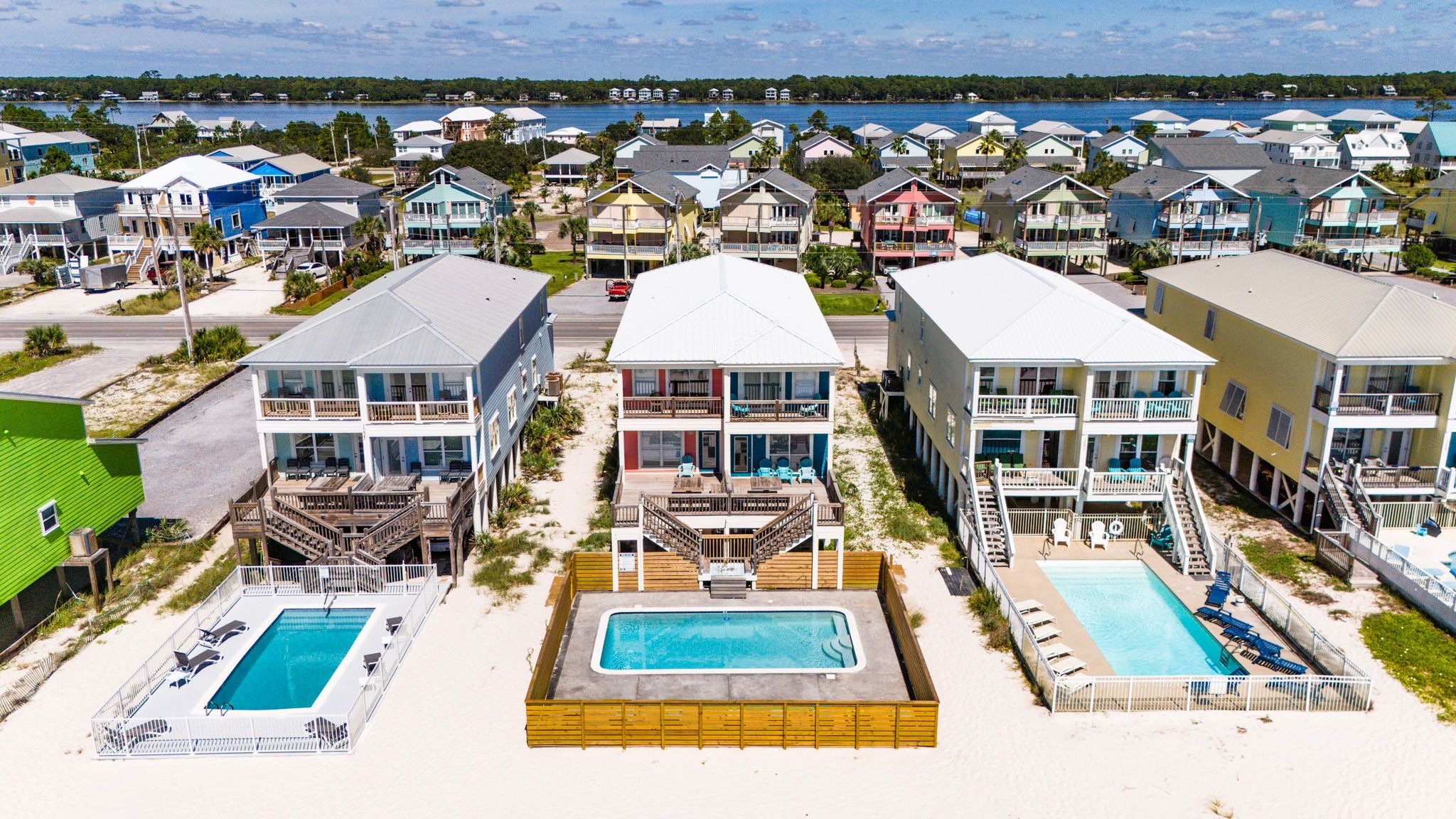 Un hôtel situé en bord de mer, composé de plusieurs bâtiments, doté d’une piscine centrale et offrant une vue sur l’océan.