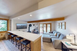Fernseher, Kamin, DVD-Player, Bücher