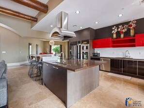 Fridge, microwave, oven, stovetop - Desert Hideaway+Shuffleboard+Golf+Billiards+Pool & Spa+Table Tennis (Scottsdale)