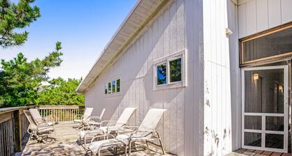 Fenwick Island spacious beach house with deck, W/D & full kitchen - dog-friendly
