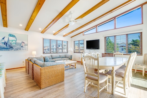 Fenwick Island spacious beach house with deck, W/D & full kitchen - dog-friendly