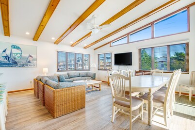 Fenwick Island spacious beach house with deck, W/D & full kitchen - dog-friendly