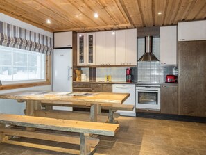 Fridge, microwave, dishwasher, cookware/dishes/utensils - Rapsakka a by Interhome (Kittilä)