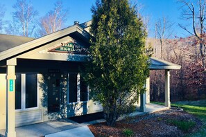 Exterior - Walk to lifts condo with mountain view, heated pool, fireplace, & fitness room (Jeffersonville)